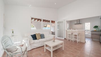 Een televisie en een open haard