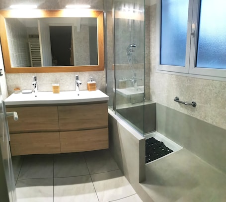 Hair dryer, toilet paper. 3-bedroom house in the center of town! Market, beach and shopping on foot!