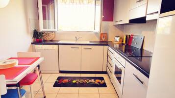 Een koelkast, een magnetron, een oven, een kookplaat