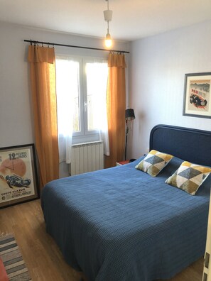 3 quartos, ferros/tábuas de passar roupa, berço de viagem