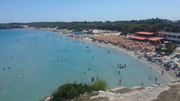 Una spiaggia nelle vicinanze