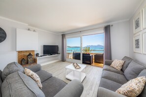 TV - Holiday Home ‘Apartamento Brisas’ with Sea View, Wi-Fi, A/C & Balcony (Puerto Pollensa)