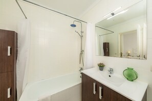 Baignoire, sèche-cheveux, serviettes fournies