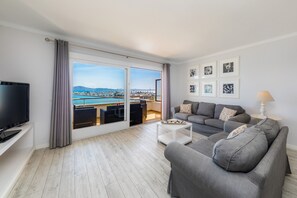 TV - Holiday Home ‘Apartamento Brisas’ with Sea View, Wi-Fi, A/C & Balcony (Puerto Pollensa)