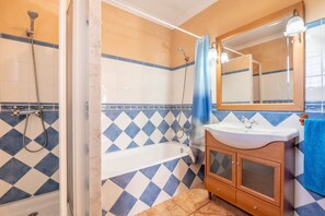 Banheira, produtos de toalete grátis, secador de cabelo 