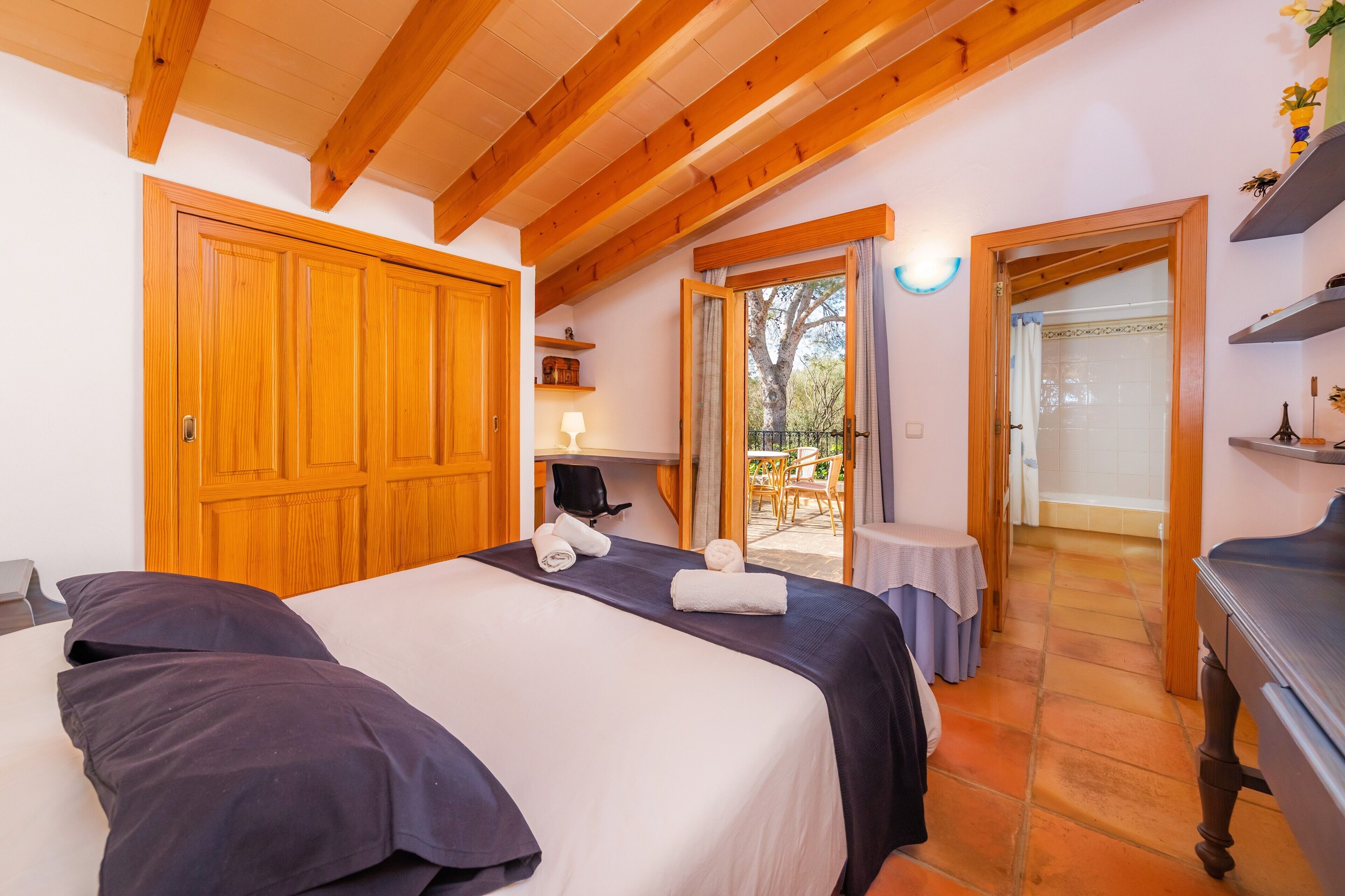 5 bedrooms, iron/ironing board, free WiFi, bed sheets