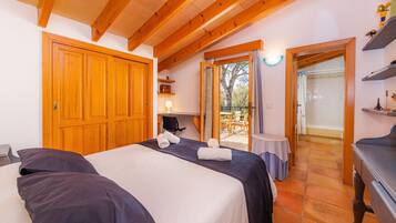5 bedrooms, iron/ironing board, free WiFi, bed sheets