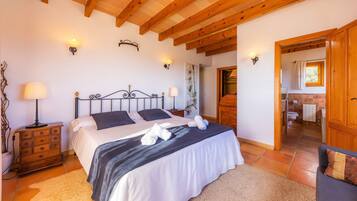 5 bedrooms, iron/ironing board, free WiFi, bed sheets