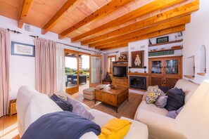 TV, fireplace, DVD player - Country Home Can Bosco with Pool, Wi-Fi, A/C, Garden & Terrace (San Lorenzo de Cardessar)