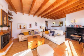 TV, fireplace, DVD player - Country Home Can Bosco with Pool, Wi-Fi, A/C, Garden & Terrace (San Lorenzo de Cardessar)