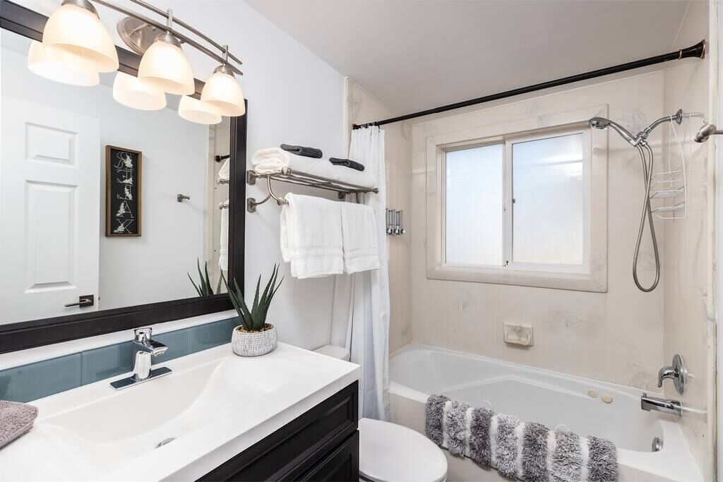 A beautiful 4-bdr/2.5-ba house located between downtown and the mountains.