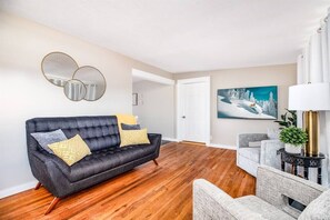 TV, fireplace - Fun and Cozy Getaway (Murray)