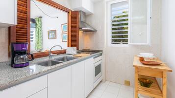 Fridge, oven, stovetop, coffee/tea maker