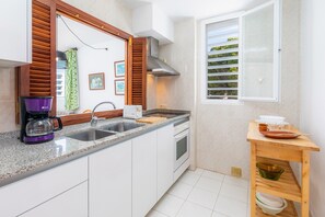 Fridge, oven, stovetop, coffee/tea maker