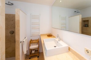 Een bad, een haardroger, handdoeken