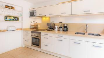 Een koelkast, een magnetron, een oven, een kookplaat