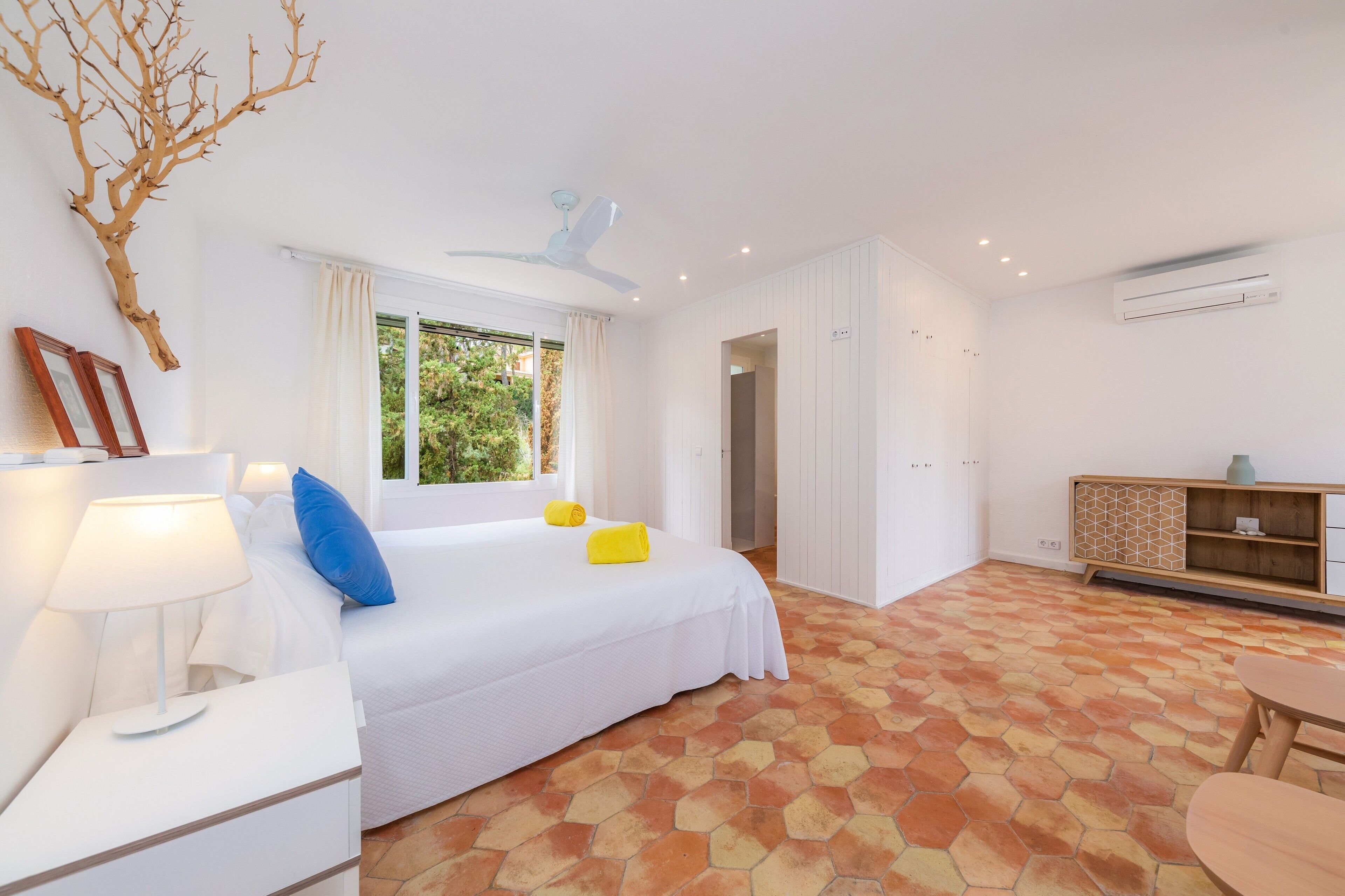 3 bedrooms, iron/ironing board, free WiFi, bed sheets