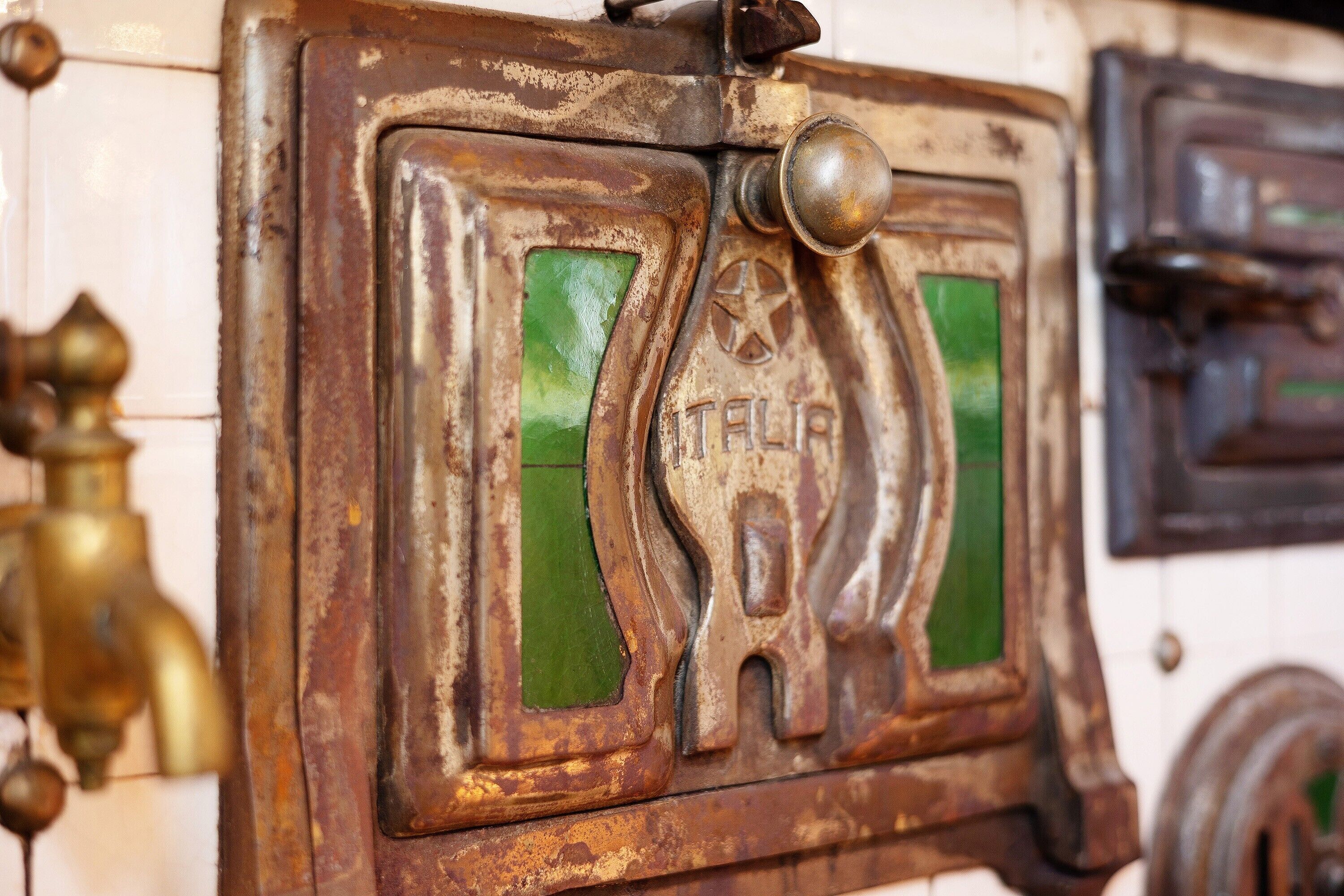 Un radiateur de style italien, d’époque, doté d’un bouton et portant l’inscription « ITALIA ».