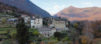 Casa Alpinone: detached rustic house in the countryside with private garden and orchard