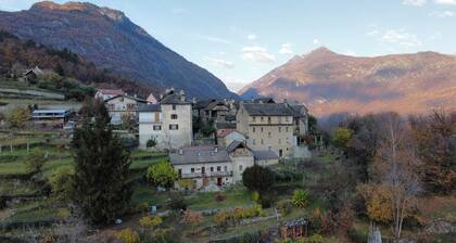 Casa Alpinone: detached rustic house in the countryside with private garden and orchard