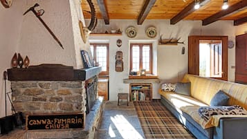 Een televisie en een open haard