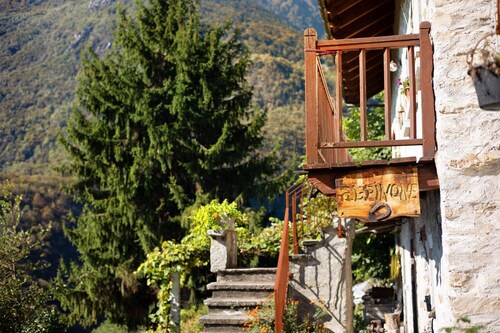 Casa Alpinone : maison rustique indépendante à la campagne avec jardin et verger privés.