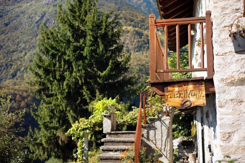 Casa Alpinone: detached rustic house in the countryside with private garden and orchard