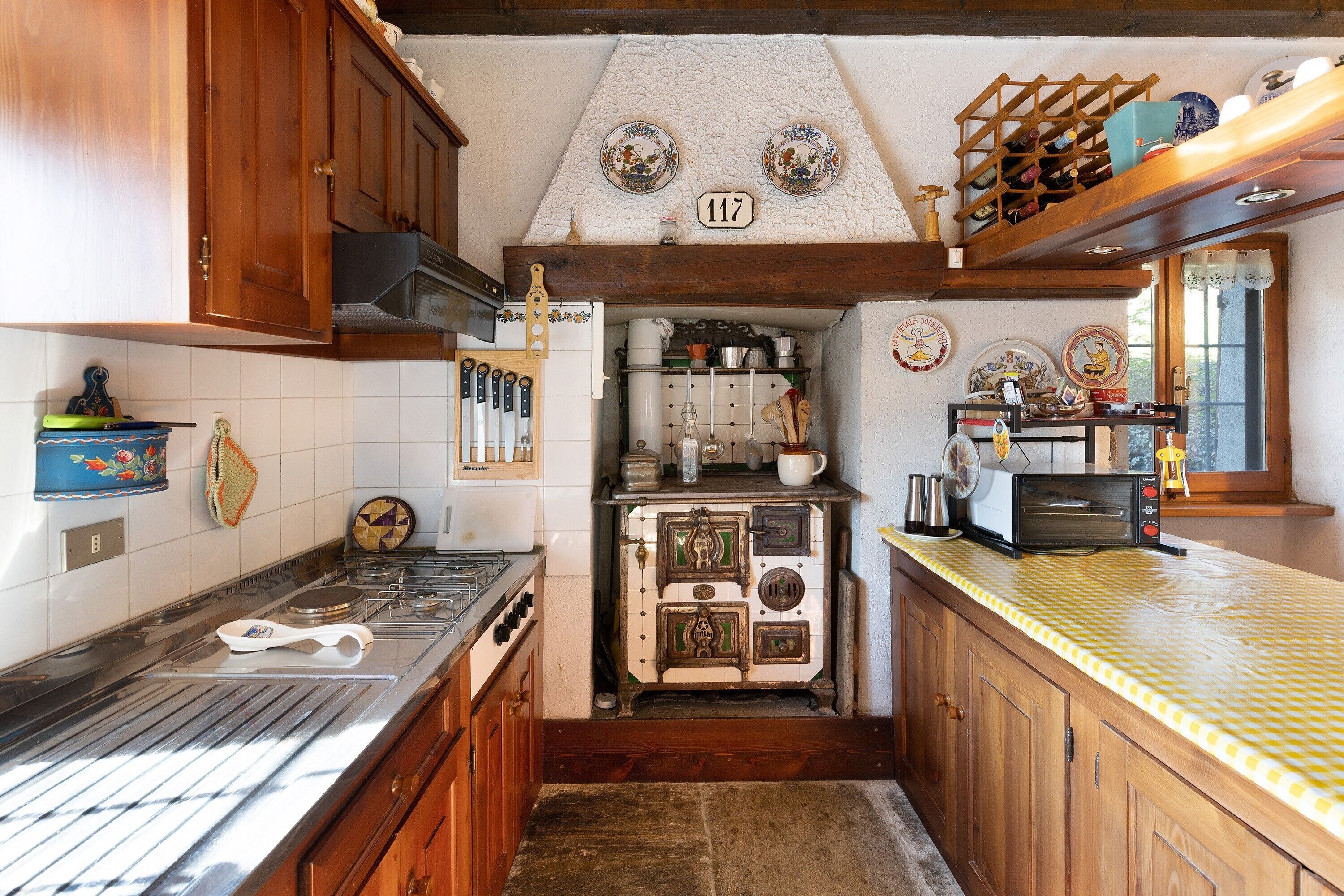 Een koelkast, een oven, een kookplaat, een koffiezetapparaat/waterkoker