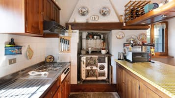 Een koelkast, een oven, een kookplaat, een koffiezetapparaat/waterkoker