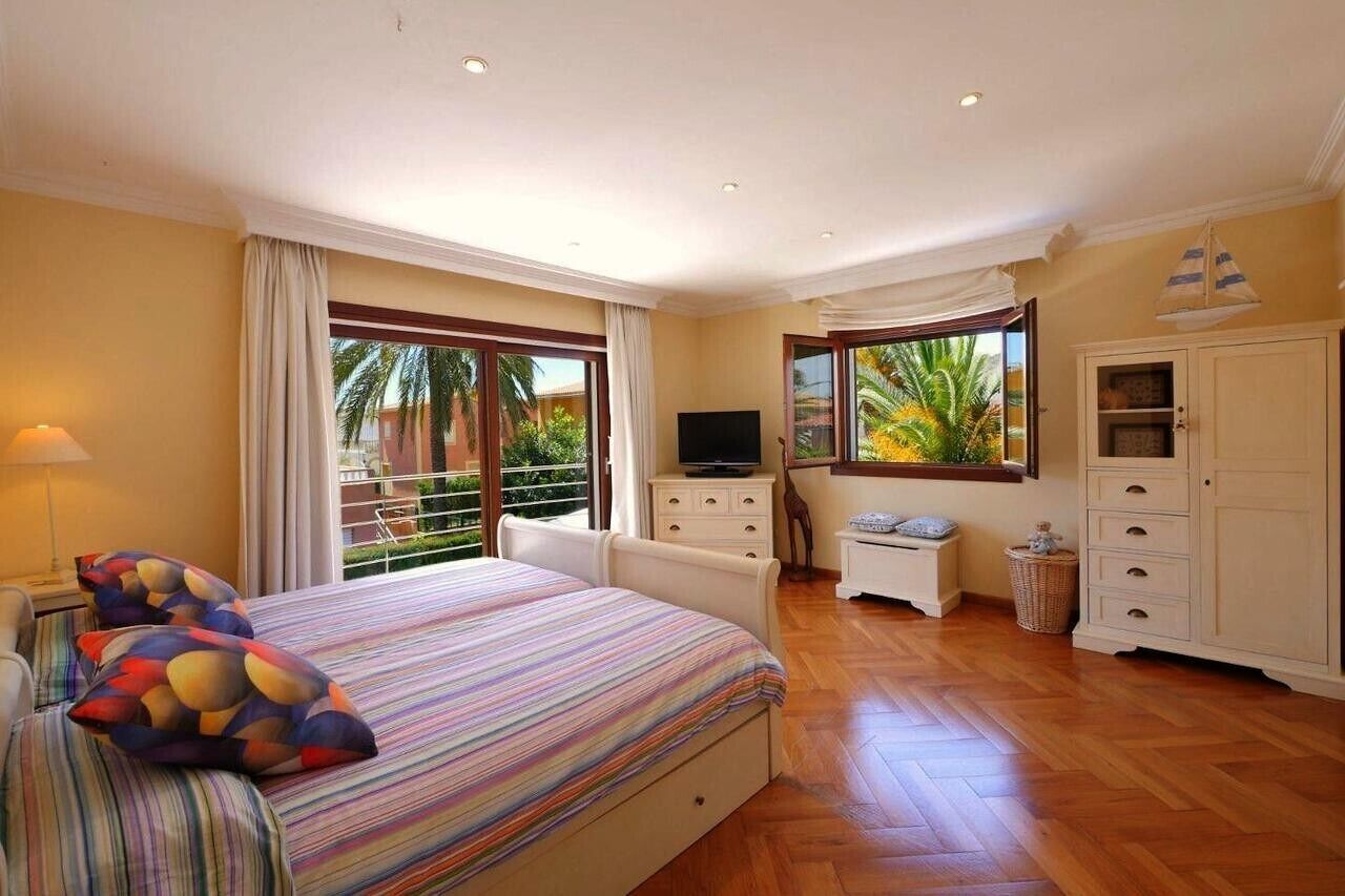 4 bedrooms, iron/ironing board, free WiFi, bed sheets