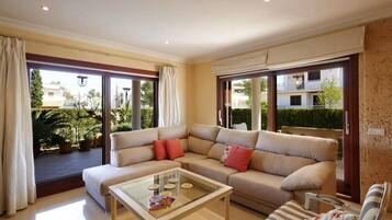 Tv och ett bordtennisbord