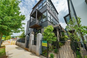 Exterior - 3 Story 2BR-2.5BA Townhouse w/Terrace/pool Downtown ATL (Atlanta)