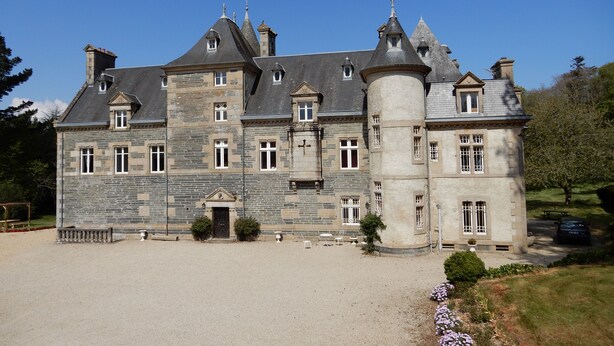A large stone building with multiple towers and a central entrance. - Castle outbuilding sleeps 6 (MORLAIX)
