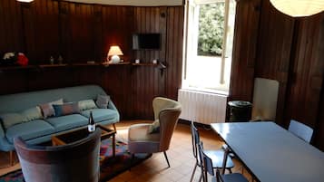 Télévision, table de tennis de table, livres, espaces bureaux