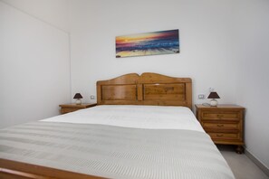 2 bedrooms, iron/ironing board, WiFi