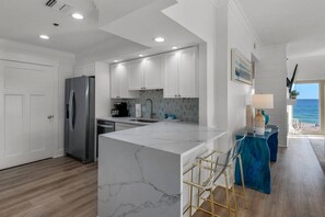 Frigorifero, microonde, lavastoviglie, macchina per tè/caffè