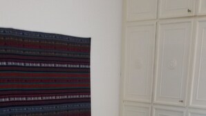 Un lit avec une couvre-lit bleue et une tête de lit à motifs.