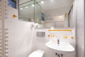 Chuveiro, secador de cabelo, toalhas de banho