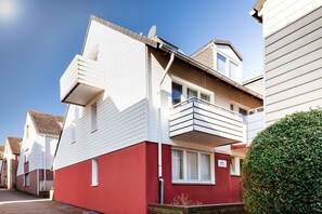 Unclassified image, 3 of 10, button - Apartment roof to the island side with balcony - Hummerklippen Apartments (Helgoland)