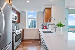 Frigorífic, microones, forn i placa de cuina 