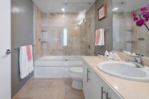 Badewanne, Haartrockner, Handtücher, Shampoo