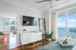 Een televisie en een kantoor