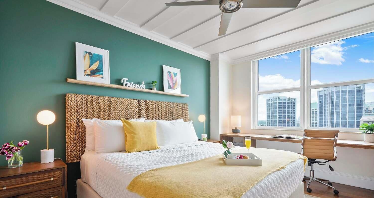 مكواة/لوح كي وسرير سفر وواي فاي وملاءات أسرّة