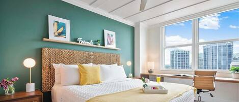 مكواة/لوح كي وسرير سفر وواي فاي وملاءات أسرّة