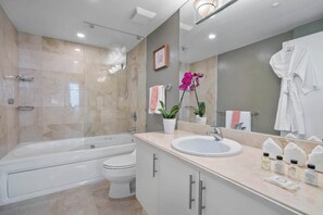 Suihku, hiustenkuivaaja, pyyhkeet