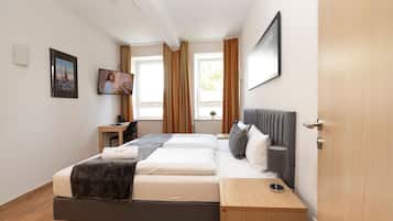 1 bedroom, desk, travel crib, WiFi
