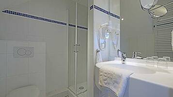 Haartrockner, Handtücher, Seife, Toilettenpapier