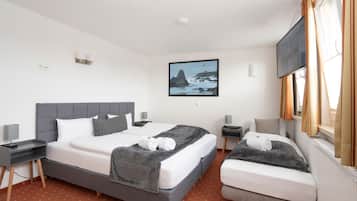 1 bedroom, desk, WiFi, bed sheets