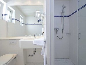 Een douche, een haardroger, handdoeken, zeep