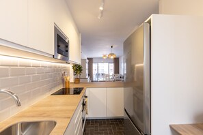 Kühlschrank, Mikrowelle, Ofen, Geschirrspüler